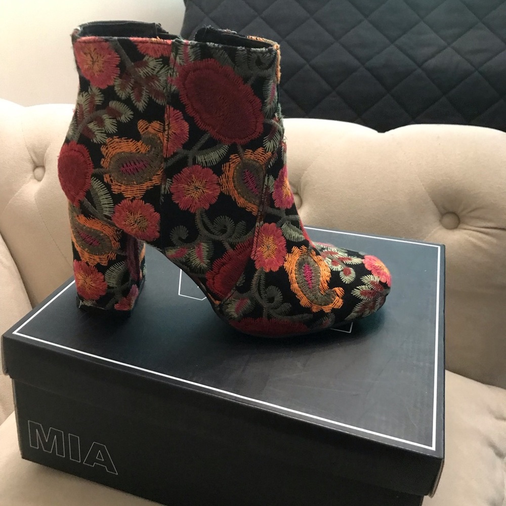 Mia Boots - image 1